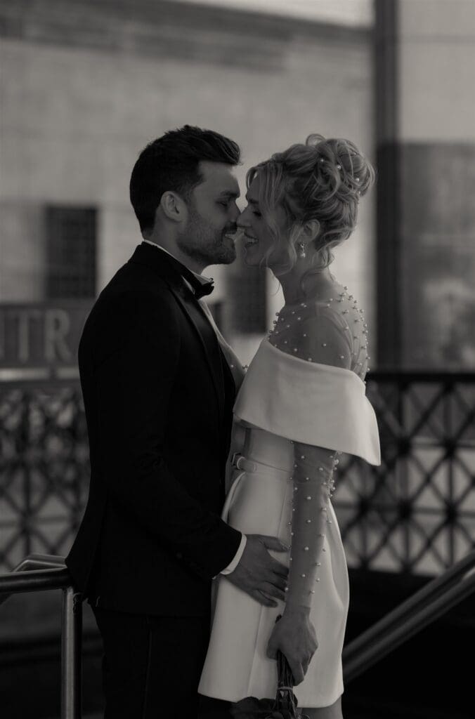 b&w portrait of the newlyweds kissing