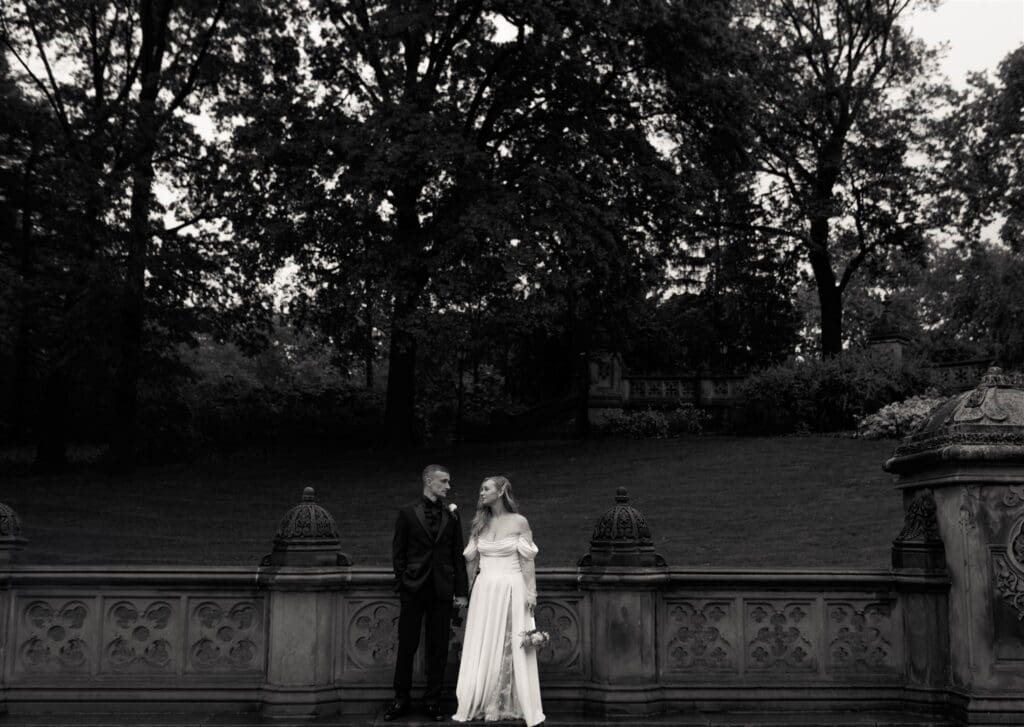 stunning b&w picture of the newlyweds